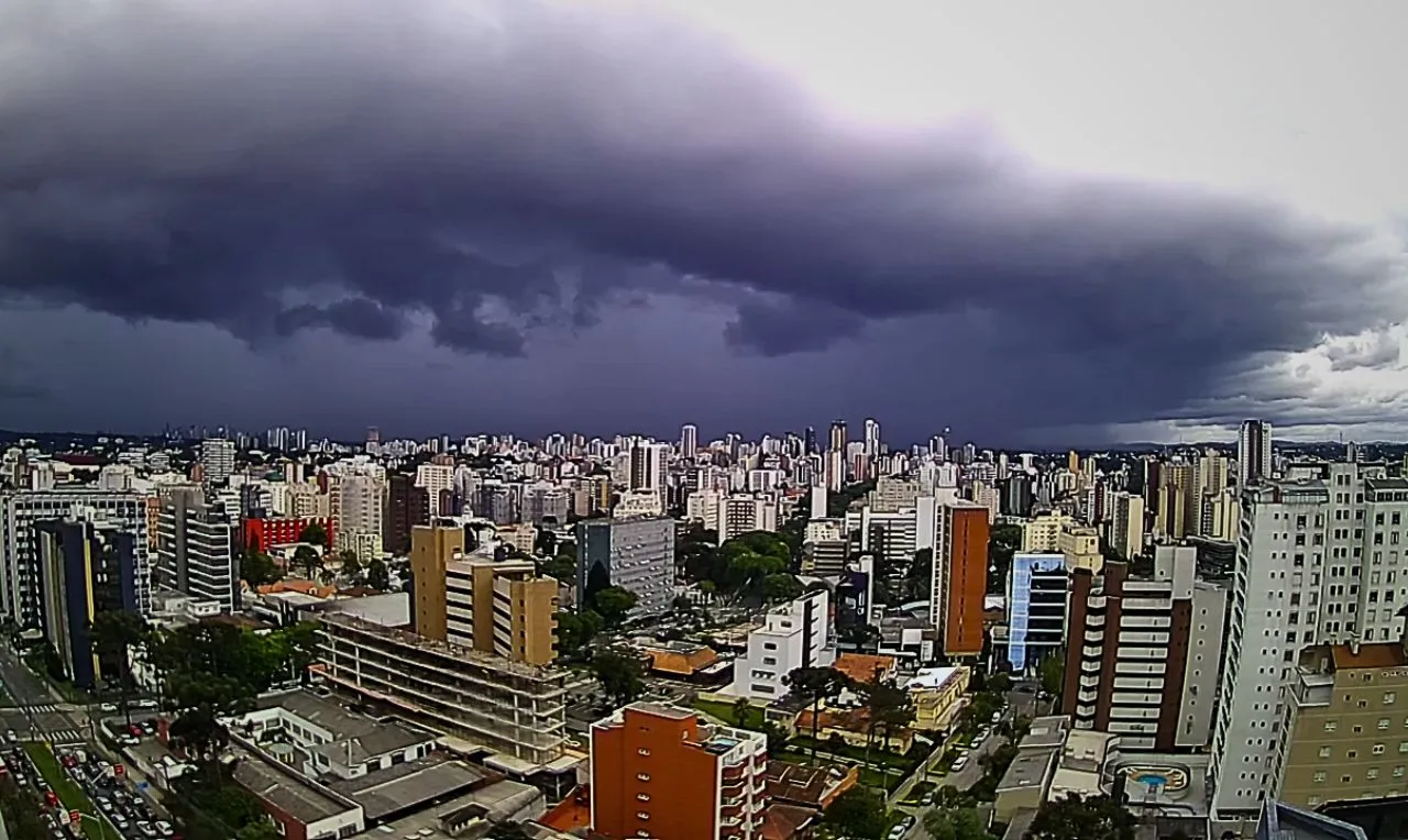 A imagem mostra o avanço de chuva em Curitiba